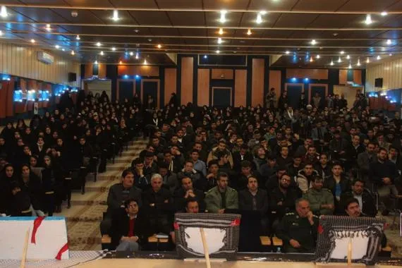 افرادی که دلبسته رابطه با آمریکا هستند تجربه کشورهای همسایه را آیینه عبرت قرار دهند