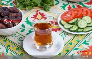 پهن کردن سفره افطاری ساده در حسینیه امام حسین(ع) رجائی شهر به روایت تصاویر