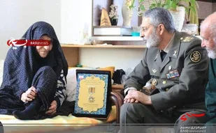 اهدای نشان فداکاری ارتش به مادر معزز شهیدان امینی بیات