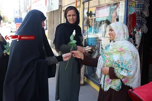 اهدای گل به بانوان آزادشهری به مناسبت روز عفاف و حجاب+ تصاویر