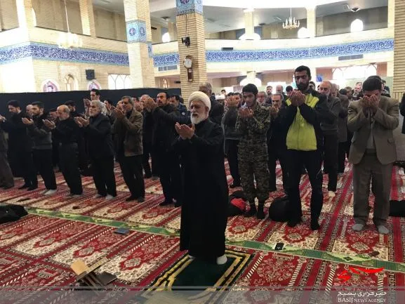 گزارش تصویری از برگزاری نماز جمعه / راهپیمایی / گلباران قبور شهدای گمنام در مسجد ولیعصر شهر مهاجران