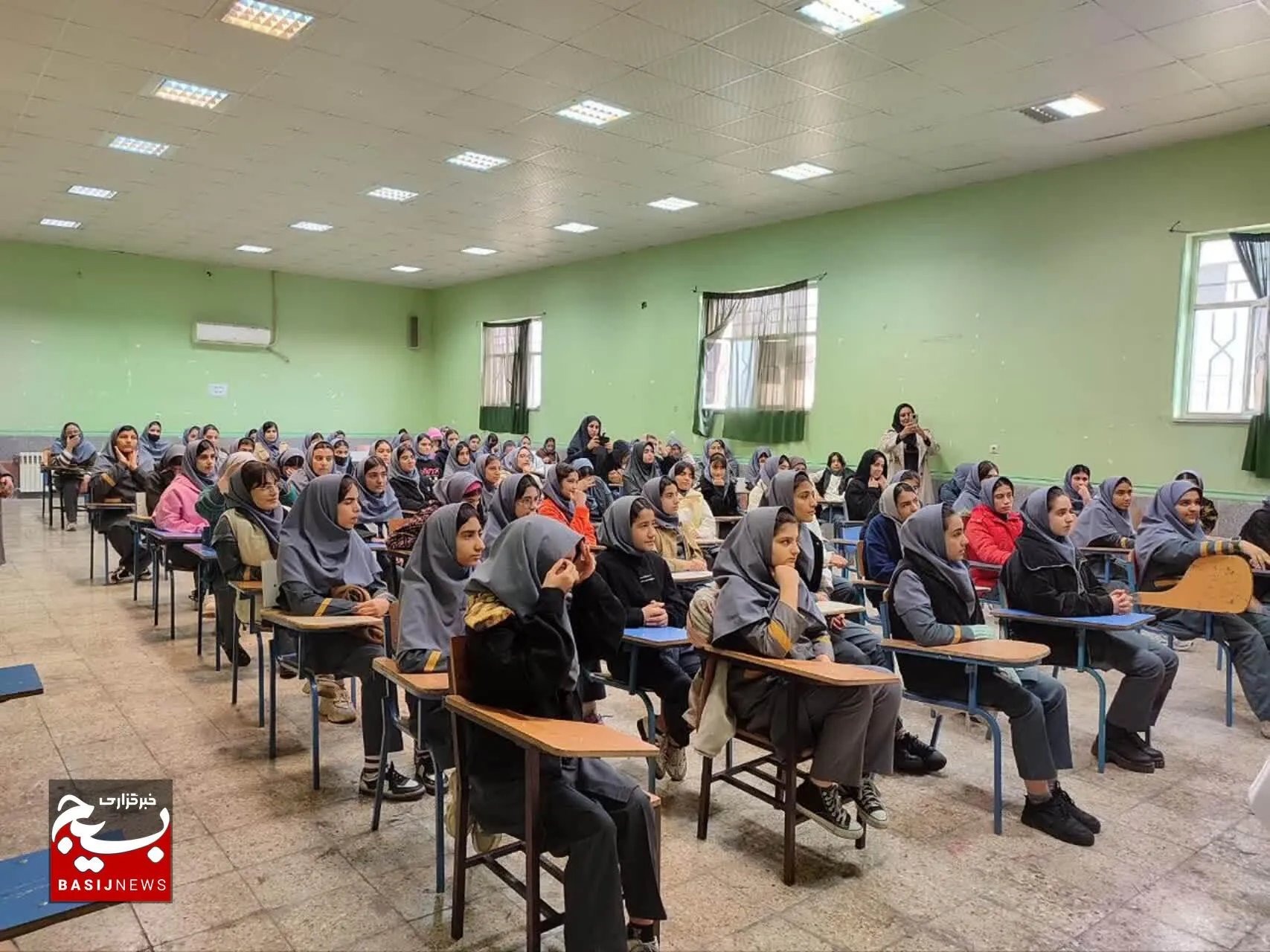 ما وسط یک جنگ بزرگ فرهنگی در مقابل تمدن شیطانی غرب هستیم