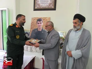 دیدار مسئولین تیپ ۱۲ با خانواده شهید عباس دانشگر