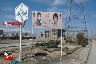 نصب تابلو و عکس شهدای رسانه نهاوند در بلوار خبرنگار این شهر