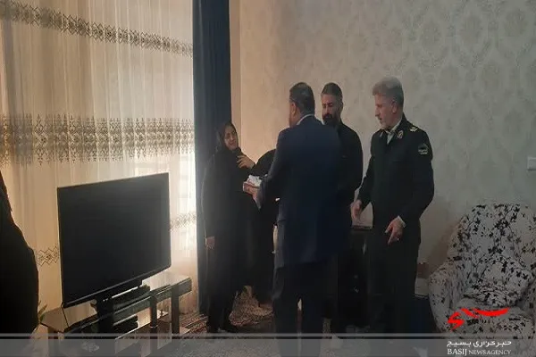 از خانواده‌ شهید رضا زارع‌مویدی مدافع امنیت تکریم و تقدیر شد