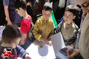 برپایی غرفه کودک و نوجوان در مسیر راهپیمایی روز جهانی قدس در همدان