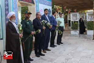 حال و هوای خاص گلباران مزار شهدا در گلزار شهدای شهرستان محلات