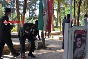 گلزار شهدای شاهین شهر غبارروبی و عطر افشانی شد
