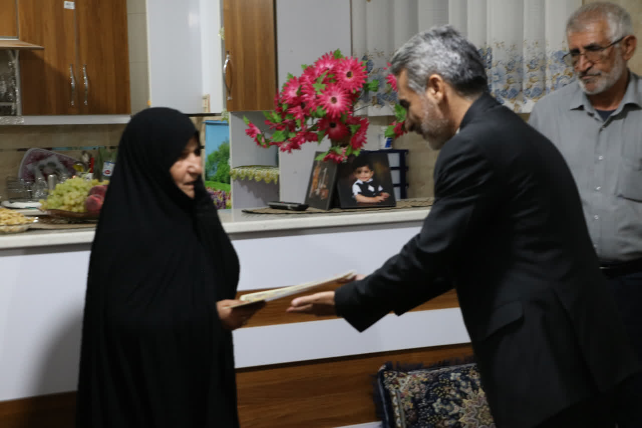 دیدار مرکز وکلای استان و بسیج حقوقدانان کهگیلویه و بویراحمد با خانوادههای شهدا + ( تصاویر ) دیدار مرکز وکلای استان و بسیج حقوقدانان کهگیلویه و بویراحمد با خانوادههای شهدا + ( تصاویر )