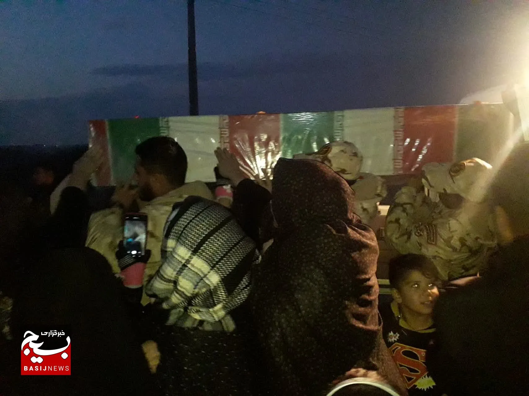 پیکر مطهر شهید گمنام بر دوش مردم روستای حیدرآباد و بستان