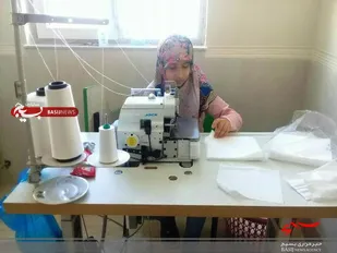 حضور فعال بسیجیان پایگاه حضرت خدیجه(س) بهار در کارگاه تولید ماسک