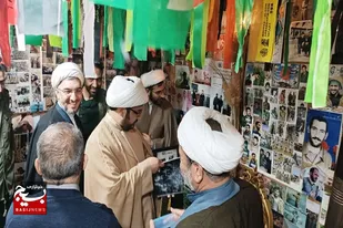 بازدید مسئول و کارکنان نمایندگی ولی فقیه در سپاه انصارالحسین(ع) از بیت الشهدای شهر بهار