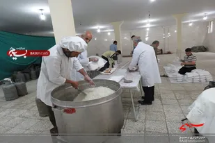 توزیع روزانه ۳۵۰ وعده غذای گرم به&zwnj;همت پایگاه ثارالله ملایر بین نیازمندان