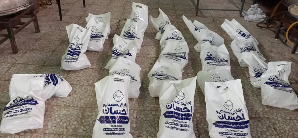 ۱۸۰۰ بسته گوشت مرغ یخ‌زده در گرمسار توزیع شد+تصاویر