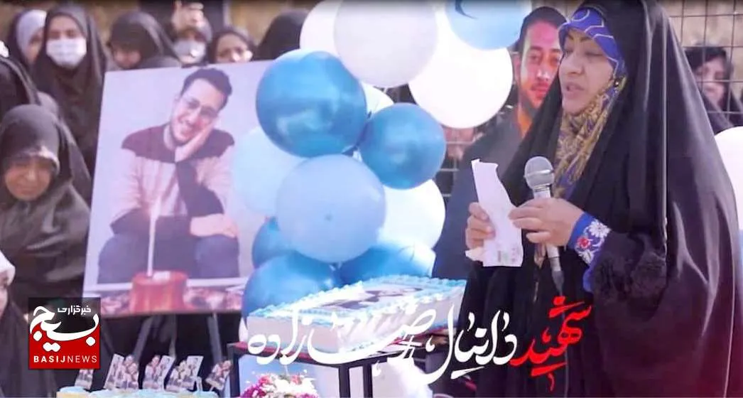 دلتنگی های مادر شهید دانیال رضازاده با فرزند شهیدش در روز تولدش + (فیلم)