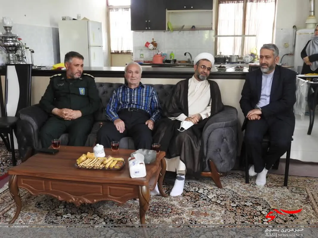 فرمانده سپاه ارومیه با خانواده شهید خواجه‌پاشا دیدار کرد