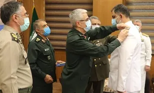 نصب درجه دریاداری فرمانده نیروی دریایی ارتش از سوی سرلشکر باقری