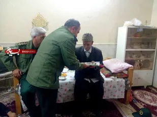 دیدار باخانواده شهید علیرضانوری توسط رزمندگان وبسیجیان گردان ۱۱۷امام حسین)علیه السلام(