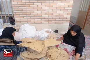 جهادگران فاطمی بسته های معیشتی در سرخه توزیع کردند