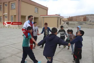 نشاندن گل لبخند بر روی لبان کودکان زلزله زده با حضور برادران هلال احمر گلستان
