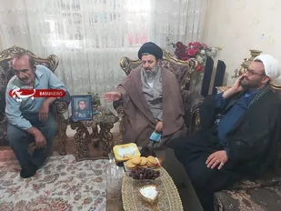 دیدار نماینده، ولی فقیه سپاه استان سمنان با خانواده شهدای محله اسلامی راه آهن گرمسار