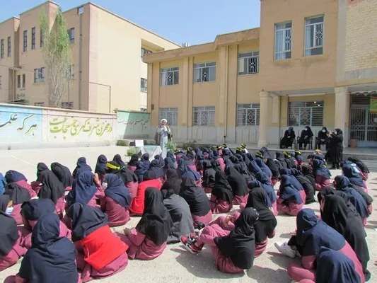 معلمان مدارس در خط مقدم جهاد تبیین قرار دارند