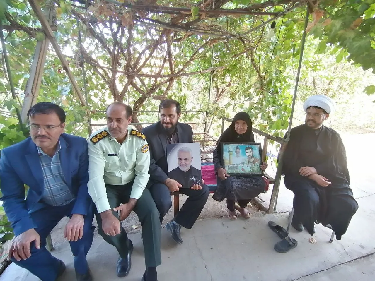 دیدار با چند خانواده شهید در شهرستان زرند برگزارگردید