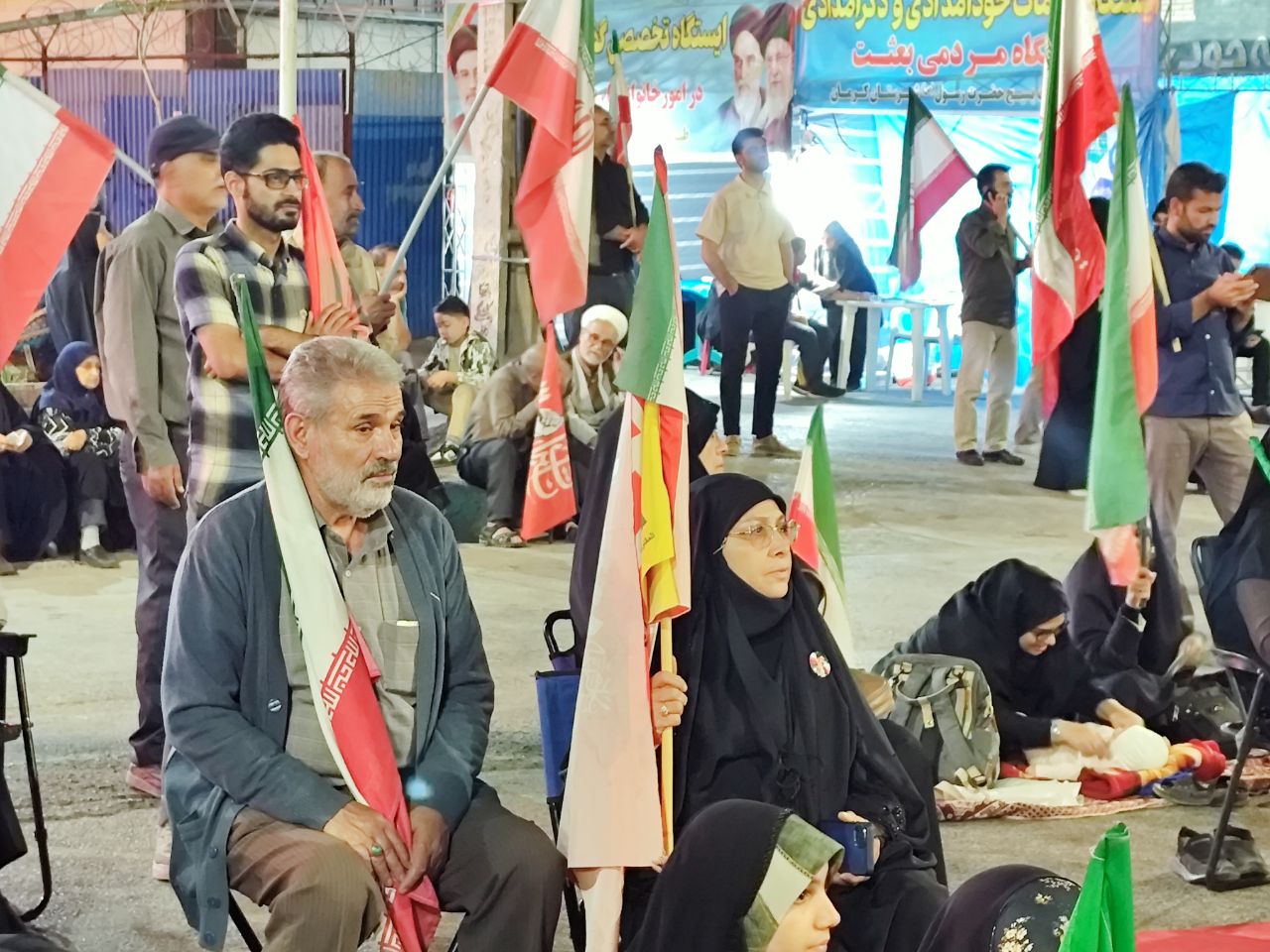 رقص پرچم ایران در میدان کوثر؛ روایت عشق و ایستادگی مردم + تصاویر رقص پرچم ایران در میدان کوثر؛ روایت عشق و ایستادگی مردم + تصاویر