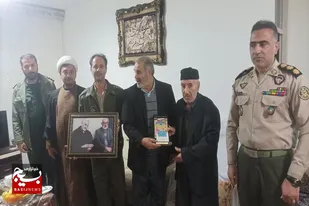 دیدار جمعی از نیروهای نظامی ملایر با خانواده شهید &laquo;حیدر ابراهیم خانی&raquo;