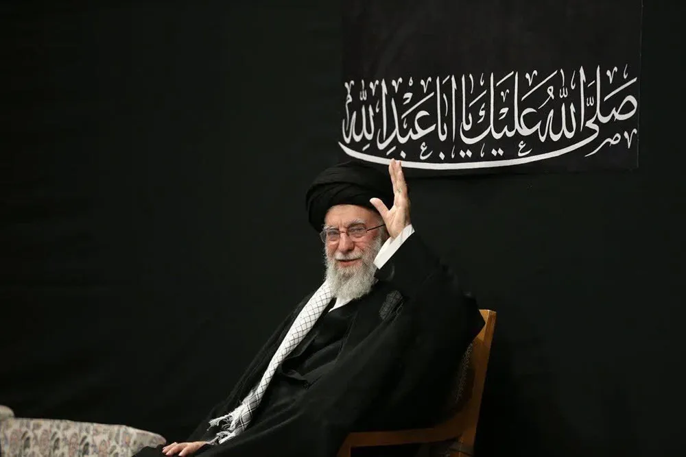 امام خامنه‌ای، خورشید هدایت در آسمان انقلاب اسلامی 