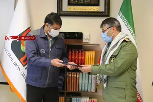 اهداء لوح سپاس به مدیرعامل شرکت سنگ آهن بافق