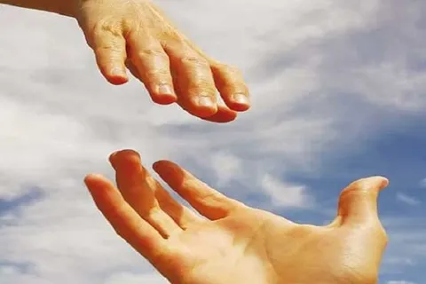 بندگی یعنی دست کسی را بگیری/ چشمه کمک به هم نوع همچنان می جوشد