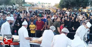 توزیع بزرگ&zwnj;ترین کیک&zwnj;های تولد امام رضا(ع) بین زائران و مجاوران/همکاری شصت قناد مشهدی در تهیه این کیک