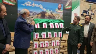 کتاب &laquo;ايستاده در حصار&raquo; در پاوه رونمايی شد