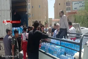 توزیع آب معدنی به همت بسیجیان همدانی