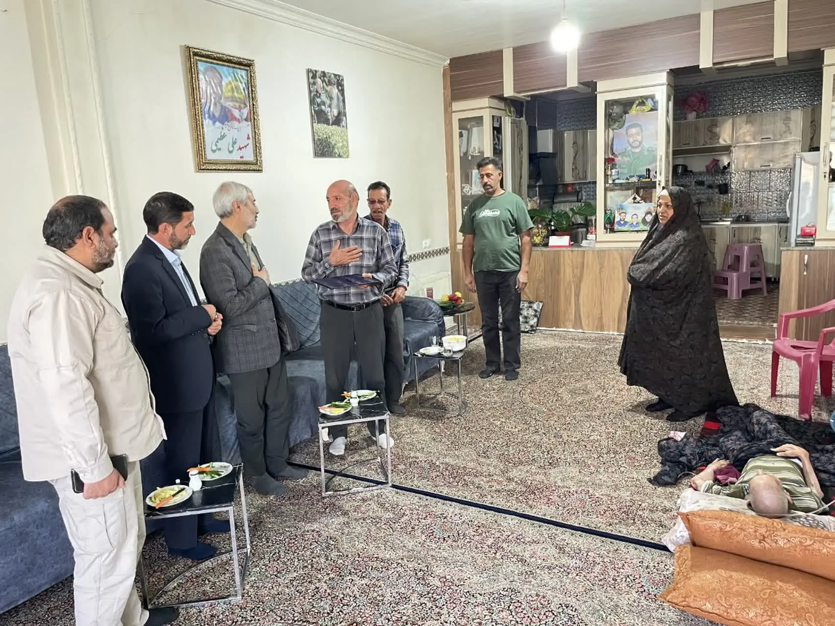  جمعی از فرماندهان و مسئولان سپاه پاسداران انقلاب اسلامی با حضور در منزل شهید والامقام «علی عظیمی»، تنها شهید مدافع حرم شهرستان زرند، با خانواده این شهید سرافراز دیدار و گفتگو کردند.