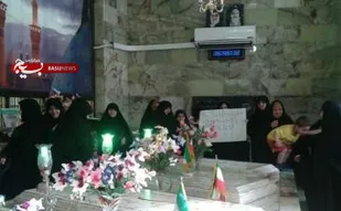 عطر افشانی مزار شهدای گمنام توسط خواهران بسیجی منطقه 13تهران
