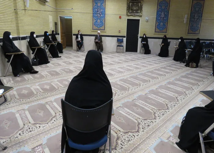 دشمن می‌خواهد حجاب را از زن مسلمان بگیرد