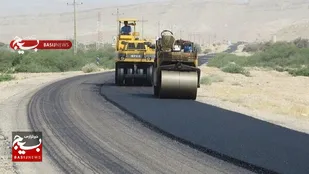 جهادگران بسیجی کمربندی شهرک به طالقان را آسفالت می&zwnj;کنند