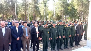 غبارروبی و عطرافشانی گلزار شهدای شهرستان نهاوند به مناسبت هفته دفاع مقدس