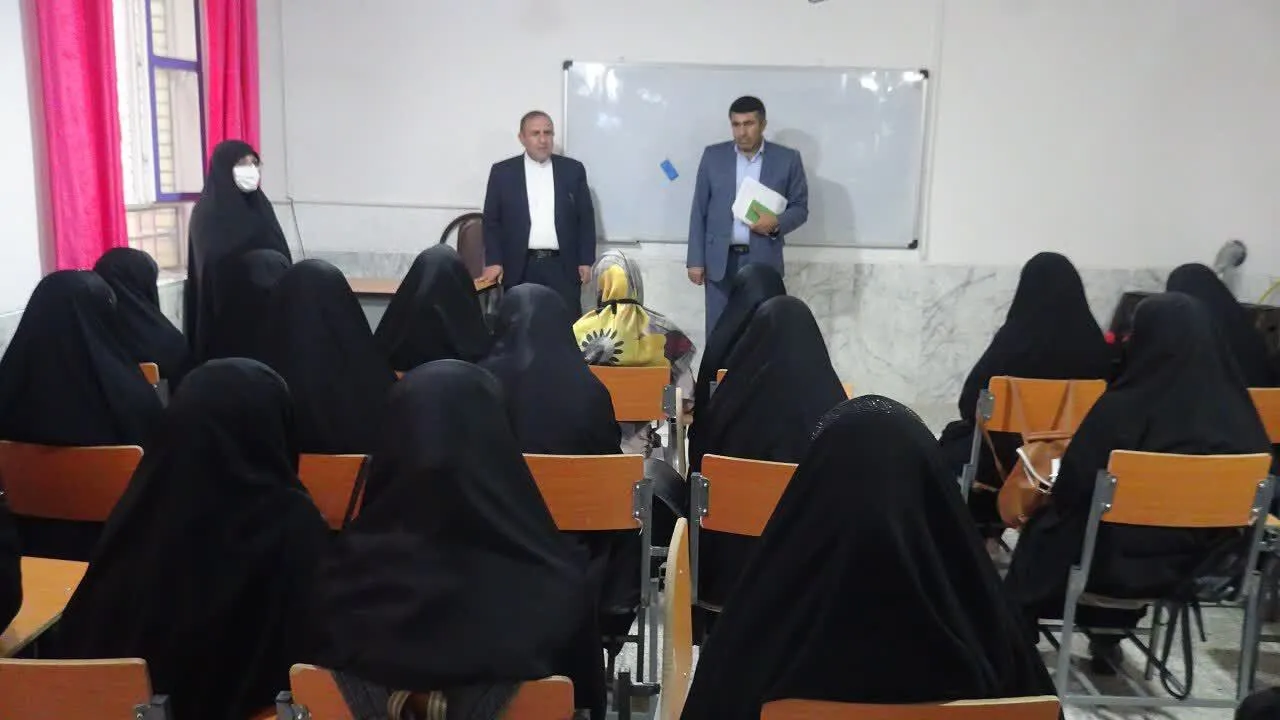 حجاب هویت وپرچم زن مسلمان است/ دبیرستان معارف با رویکرد تربیتی و توجه به ارتقاء کیفیت آموزشی خوب عمل کرده است