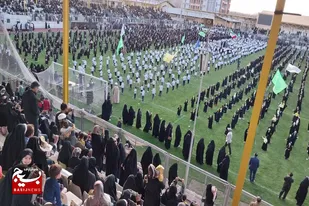 همخوانی سرود &laquo;سلام فرمانده ۲&raquo; در ورزشگاه شهید حاجی بابایی مریانج
