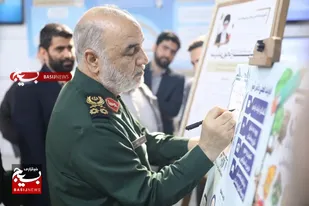 بازدید سرلشکر سلامی فرمانده کل سپاه پاسداران انقلاب اسلامی از نمایشگاه رویکردهای مردمی&zwnj;سازی