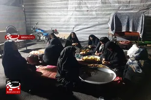 جهادگران بسیجی از زائران کربلا در سرخه پذیرایی می کنند