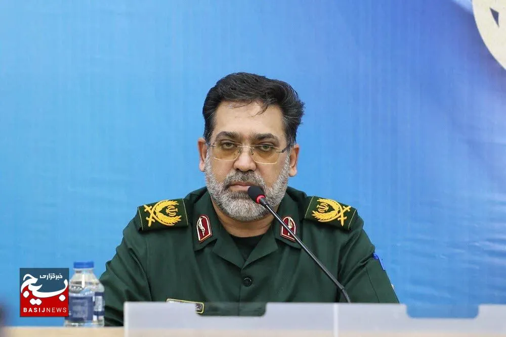 معلمان افسران خط مقدم نبرد شناختی و فرهنگی دشمن هستند