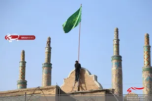 تعویض پرچم سیاه و اهتزاز پرچم سبز حرم امامزاده حسین(ع) قزوین