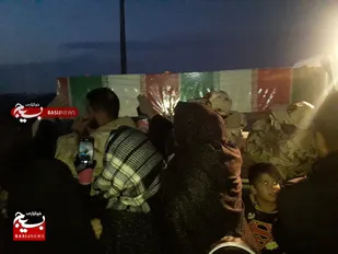 پیکر مطهر شهید گمنام بر دوش مردم روستای حیدرآباد و بستان