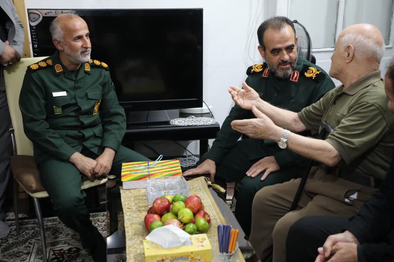 دیدار فرمانده سپاه قدس گیلان با خانواده شهید ورزشکار علی غبرانژاد 