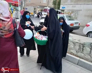 اهداء شاخه گل به مناسبت روز حجاب و عفاف به بانوان منطقه