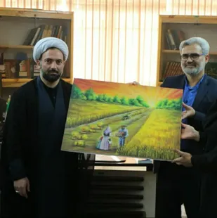 اهدای تابلوی نقاشی توسط هنرمند پیشوایی به دبیرخانه زکات پیشوا